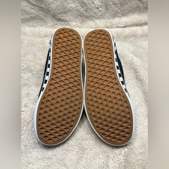 Vans Women’s Sneaker Size 6.5 - Picture 3 of 6